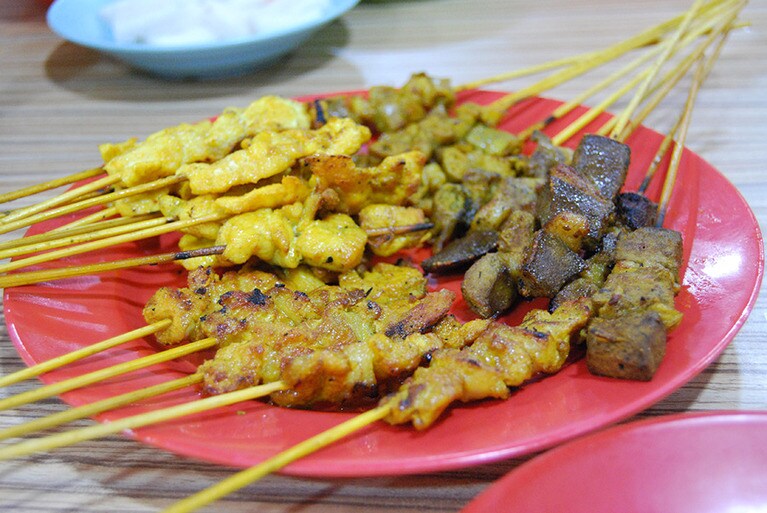 オランダ広場から徒歩約15分のショップロット1階にあるサテー専門店「サンメイヒョン」。