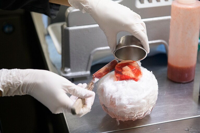 氷の中にゼリーをふんわりと閉じこめる。