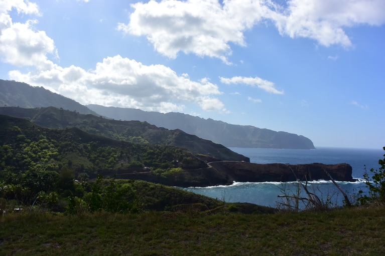 島の道路の多くが未舗装だったり、ガードレールがなかったり。ワイルドです。