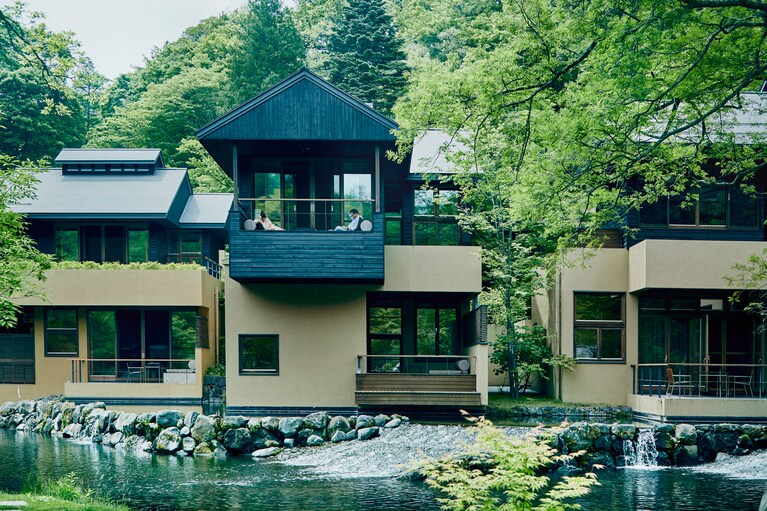 現在の「星のや軽井沢」。どこにいても水の気配が感じられる。