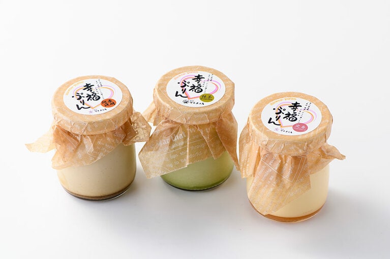 【山口】中屋菓子店の「幸福(しあわせ)ぷりん」左から：河原決明 300円、抹茶 300円、定番(スタンダード) 280円(税込、各約90g)。