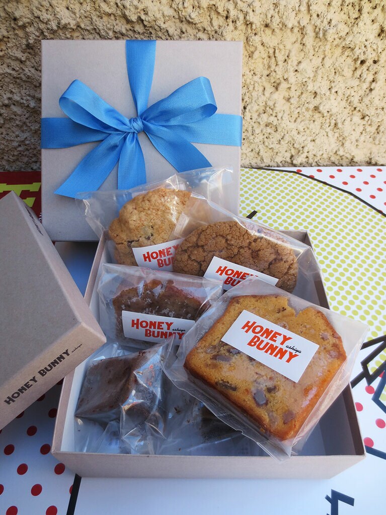 焼き菓子やクッキーを詰めたギフトボックス。大小あり。