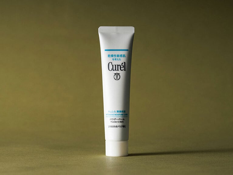 スキンケアの最後にひと塗りするだけで、美肌形成バリア膜が肌を包み、毛穴・凹凸をぼかし美肌仕上げに。キュレル 潤浸保湿 パウダーバーム 34g 2,090円（編集部調べ）／花王