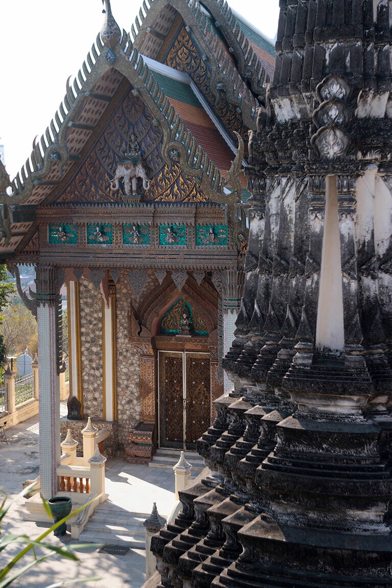 歴史を感じさせる仏堂の佇まい。