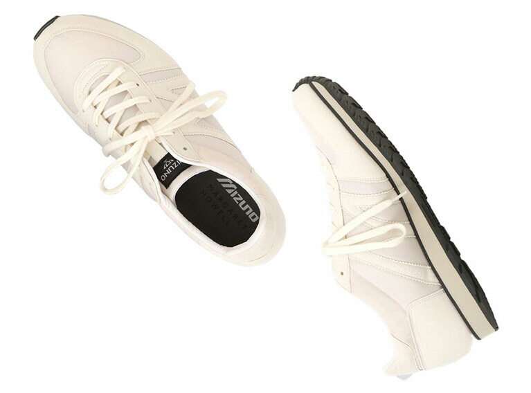 1972年の販売開始以来、高い人気を誇るミズノ「M-LINE」のスペシャルモデル。19,000円／ミズノ フォー マーガレット・ハウエル(アングローバル)