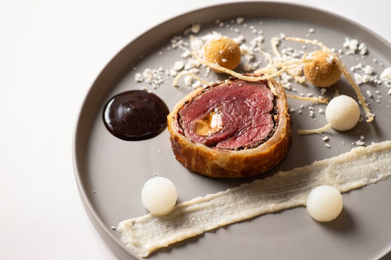 肉料理は、雪が転がる様子を5種類の素材で表現。