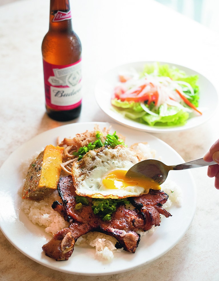 【Kulu Kulu(クルクル)】コンビネーションプレート 16.25ドル。ビール 4ドル。