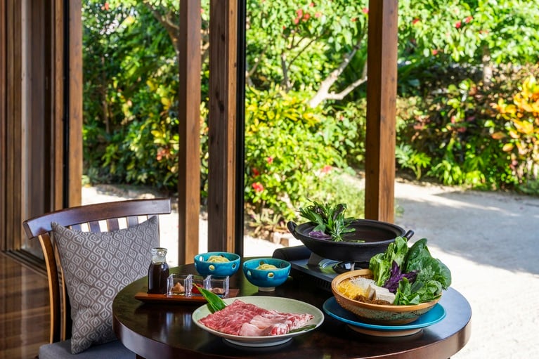 竹富島では多くの食材が冬に旬を迎える。島の恵みと、それを大切に継承してきた島の文化を同時に味わえるのが「冬の島鍋」。