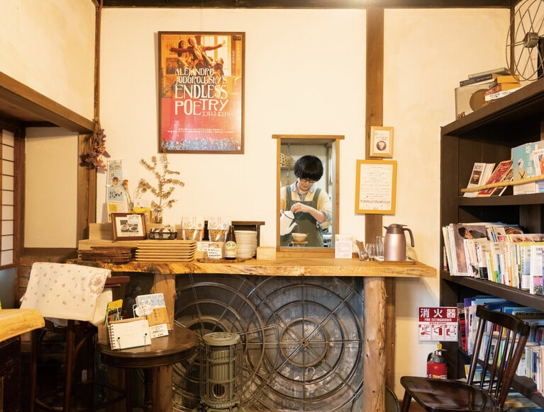 竹細工のドリッパーでコーヒーを淹れるオーナーの堀田弥生さん。