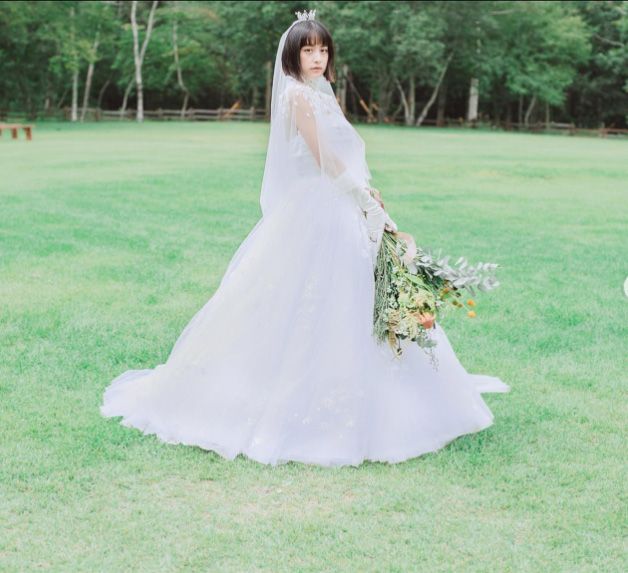 インスタグラムで結婚式のウェディングドレス姿を披露（山本美月のインスタグラムより）(1)