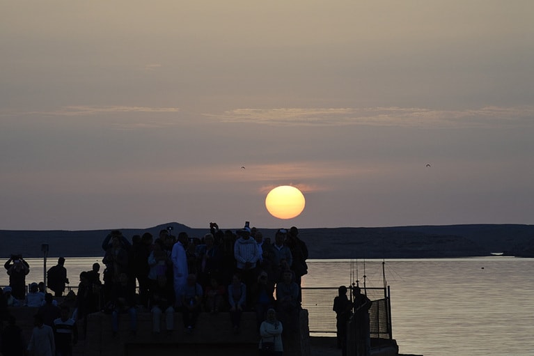 ナーセル湖からご来光が顔を出す。