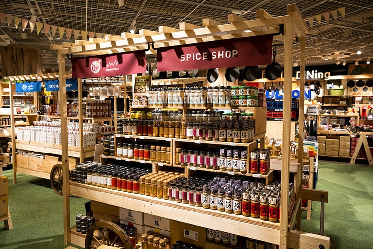 「キャンプ飯」に欠かせないスパイスやオイルソースなども充実しています。