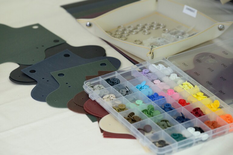 シートとボタンを組み合わせてサコッシュやポーチを作ることができる。