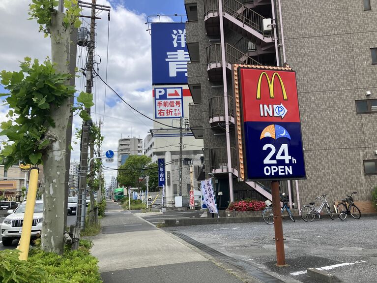 マクドナルドの先にそばのノボリが