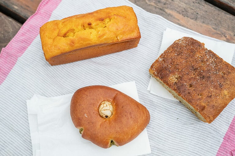 左から、「コーンブレッド」700円、「ピスタチオのクリームパン」350円、「ユズと山椒のフォカッチャ」280円。