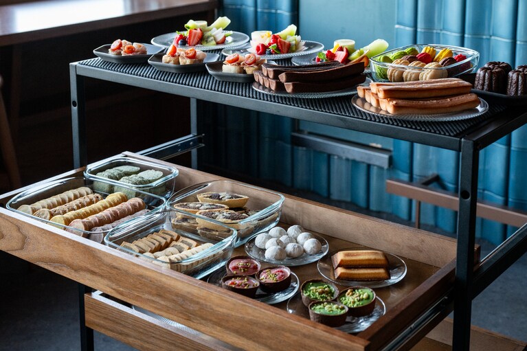 デザートワゴンには季節の焼き菓子がずらり。