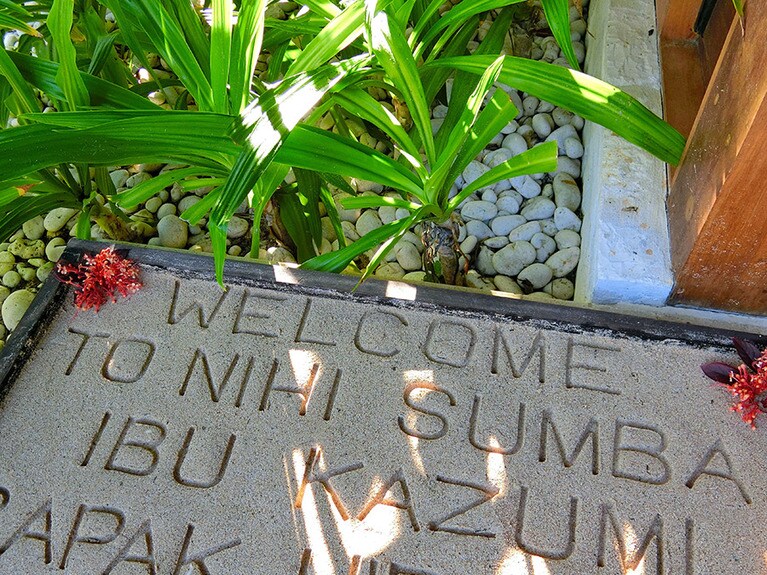 ヴィラの入り口に用意されているのは、砂にゲスト名が記されたウエルカムボード。