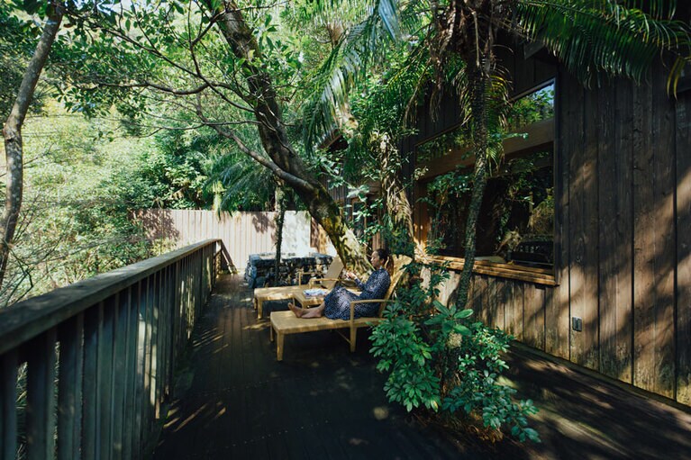 石山離宮 五足のくつ［熊本／下田温泉］ヴィラCの客室テラス。