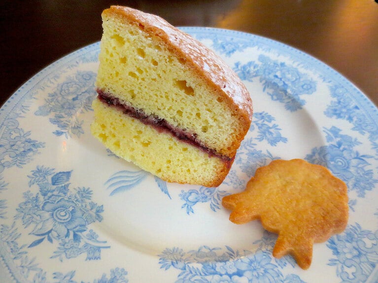 「ヴィクトリアケーキ」500円。イートインにはクッキーが添えられる。