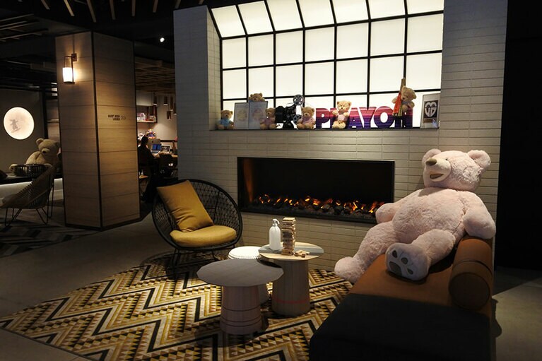 自宅のような雰囲気をと、ウェルカムエリアに暖炉が置かれています。