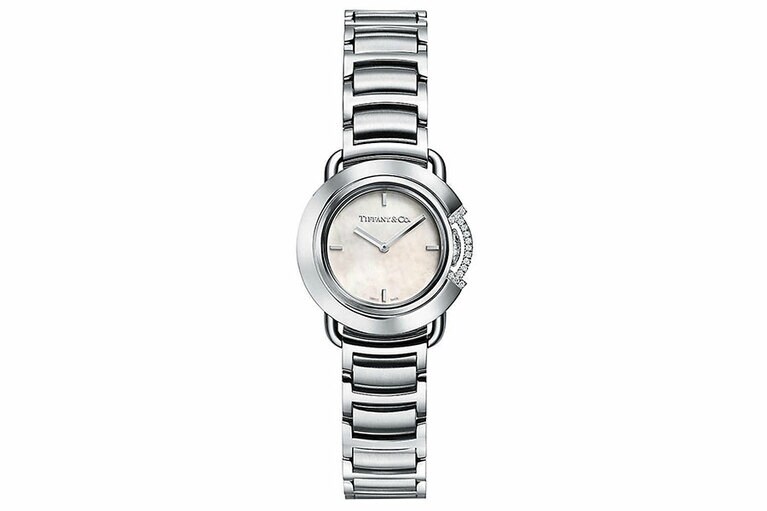 「ティファニー T ウォッチ 限定エディション」 315,000円。ケース径25mm、ステンレススチール、ラウンドケース、ホワイト マザー オブ パール、クオーツ式。