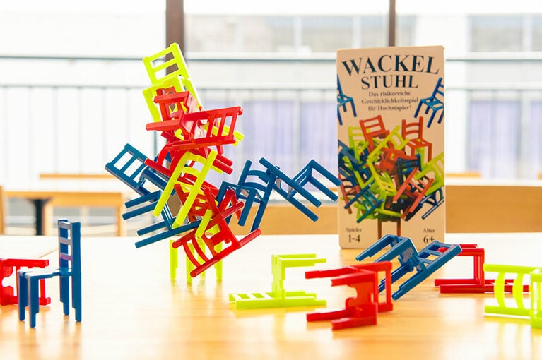 ハラハラドキドキ…バランスゲームの「イス山さん」。