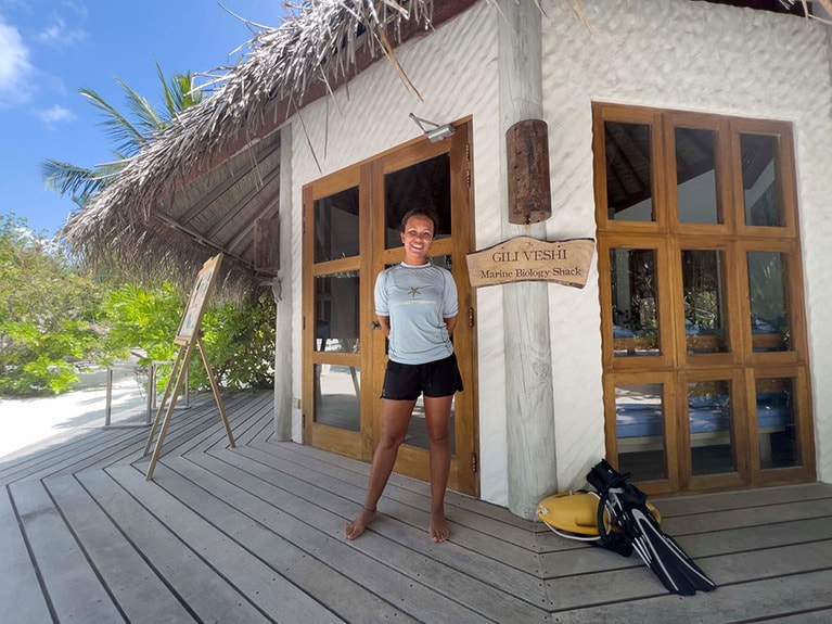 海洋生物学者のエリーナさん。「ギリ・ヴェシ」に行くと会うことができる。