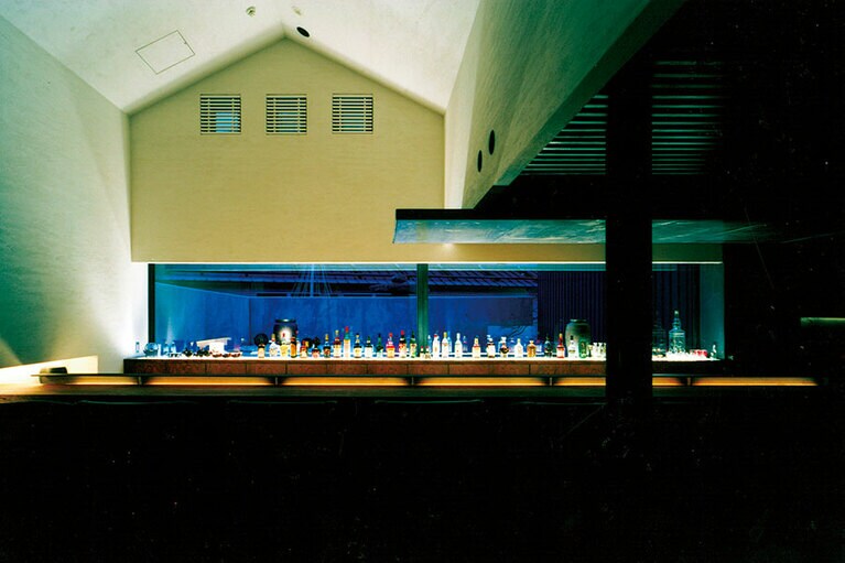 ライブラリーの向かいにあるカフェ＆バー。宿泊者はドリンクとおつまみを無料で楽しめる。