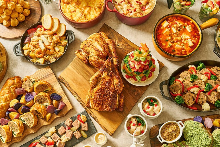 「Chef's GIFTプレミアムクリスマスブッフェ」のイメージ。ランチ［平日］大人4,620円・小人2,200円、［土・日・祝］大人5,170円・小人2,530円／ディナー［平日］大人5,940円・小人3,190円、［土・日・祝］大人6,820円・小人3,520円(すべて税込・サ別)。※クリスマス期間（12月17日～12月25日）は料金が異なります。