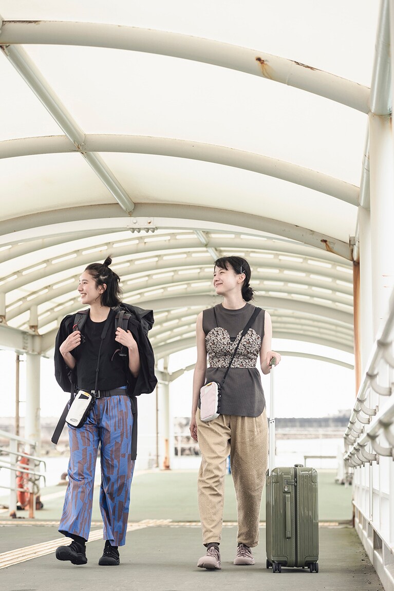 旅の相棒サンダルは「ニューポートH2」。しっかりと足を固定しつつ、つま先をガード。素足で履くのはもちろん、ソックス合わせもかわいい。