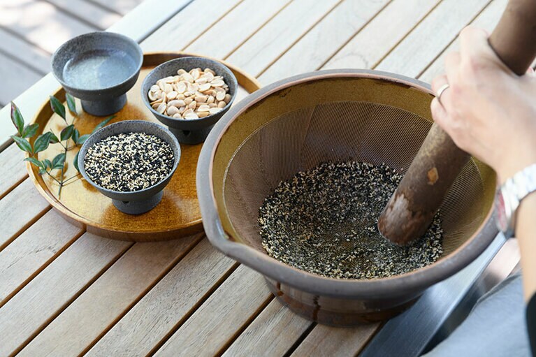 「食べるお茶」とも呼ばれる摺茶は、ヘルシーで栄養たっぷり。