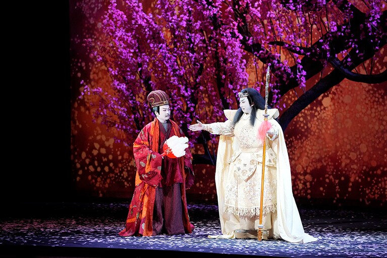 『新・三国志』右より、関羽＝市川猿之助、諸葛孔明＝市川青虎 ©松竹