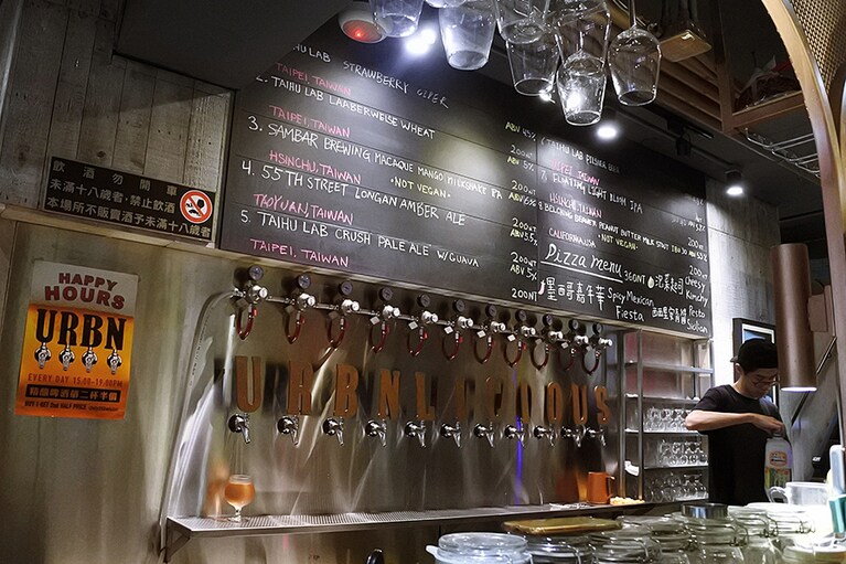 ずらりと並ぶタップ。台湾クラフトビールが楽しめる。
