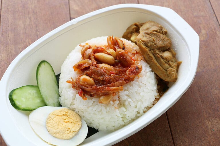 「ナシレマッ」700円。ココナッツミルクで炊いたご飯に、煮干し入りの甘辛サンバルソースを混ぜて食べるマレーシアを代表する料理。ご飯の甘い香りとサンバルの辛みのマリアージュがやみつき間違いなし！