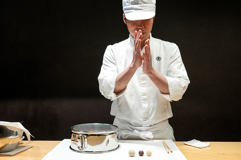 きんとん製「紅香織（こうこうおり）」。飲み物付き2,090円。5月中旬まで。
