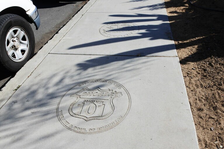 歩道に「オールドハイウェイ101」のマークが。