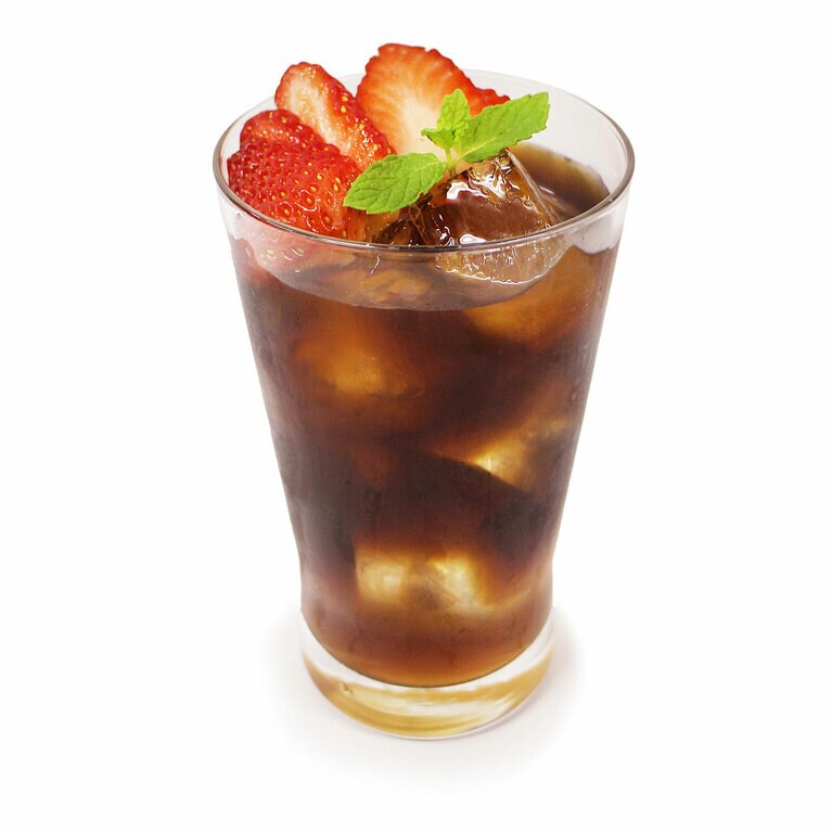 カフェコムサでは栃木県、千葉県、神奈川県の3店舗にて7月11日より提供開始。終了日未定。写真の栃木県産いちご「なつおとめ」を使用したフルーツコーヒーは栃木県、神奈川県の店舗で販売。