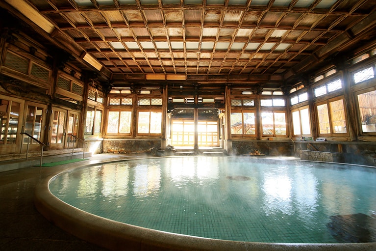 【湯田中温泉 よろづや】国の登録有形文化財に指定された桃山風呂は、建築家・沖津清氏の設計。優秀な宮大工が集結し、約3年の歳月をかけて完成させた。