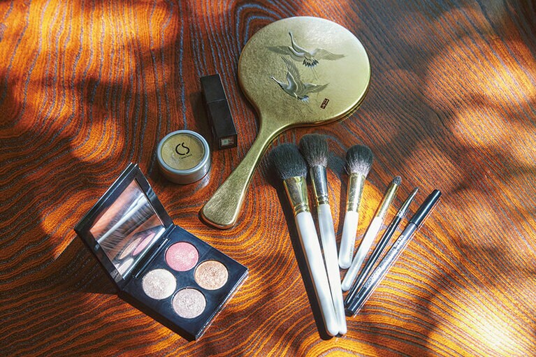 普段から使っているこだわりのメイク道具。今日のメイクに使ったPAT McGRATH LABSのアイシャドウやSUI TOKYOのブラシなど。