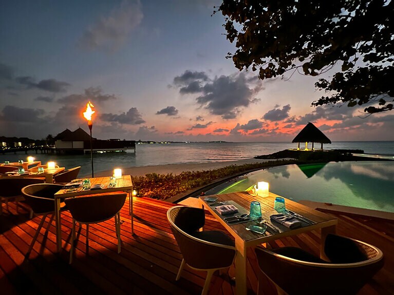 ディナータイムの「リーフ・クラブ」は、プールと水上ヴィラの夜景を楽しむことができる。