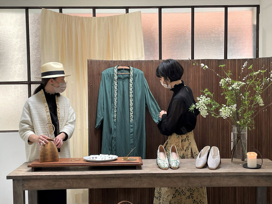 日本の手染め生地とヨーロッパの刺繍リボンを組み合わせた、エキゾチックな雰囲気のガウン。春に開かれた展示会にて。