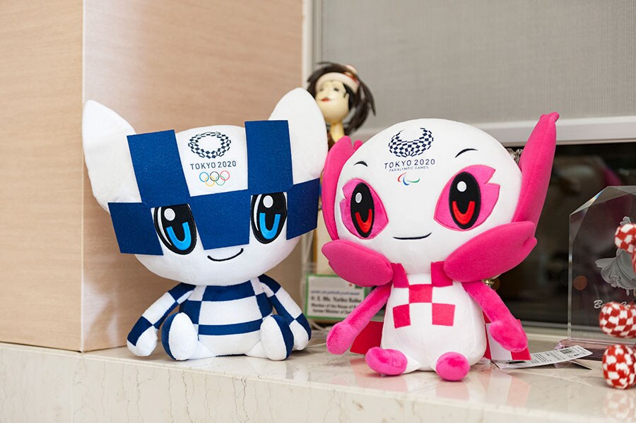 都庁に飾られる東京オリンピック・パラリンピックのマスコット、ミライトワ(左)とソメイティ(右)。