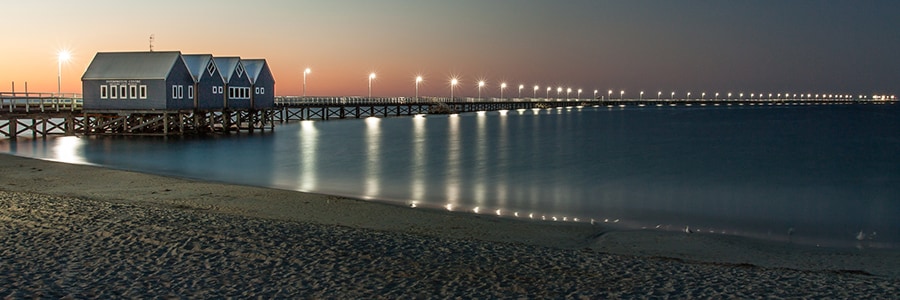 夜になると海上に光るライトが幻想的な光景をつくり出すバッセルトン桟橋。Photo：Cheryl Hobson