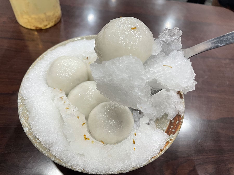 「桂花綜合湯圓」80元。かき氷にゴマとピーナッツの白玉団子がトッピングされています。キンモクセイの風味が中華らしいメニューです。