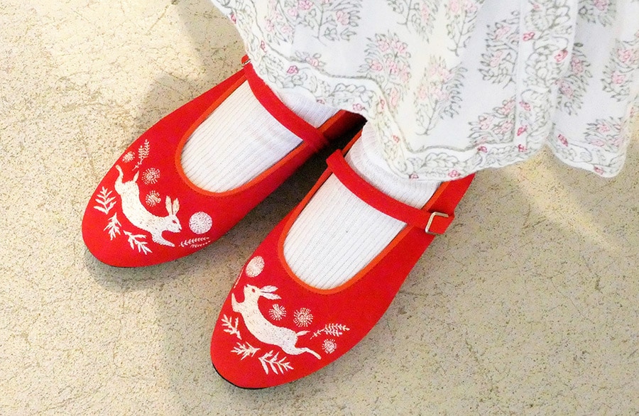 この日、シャオインさんが履いていたのは新作のウサギが刺繍された赤い靴。