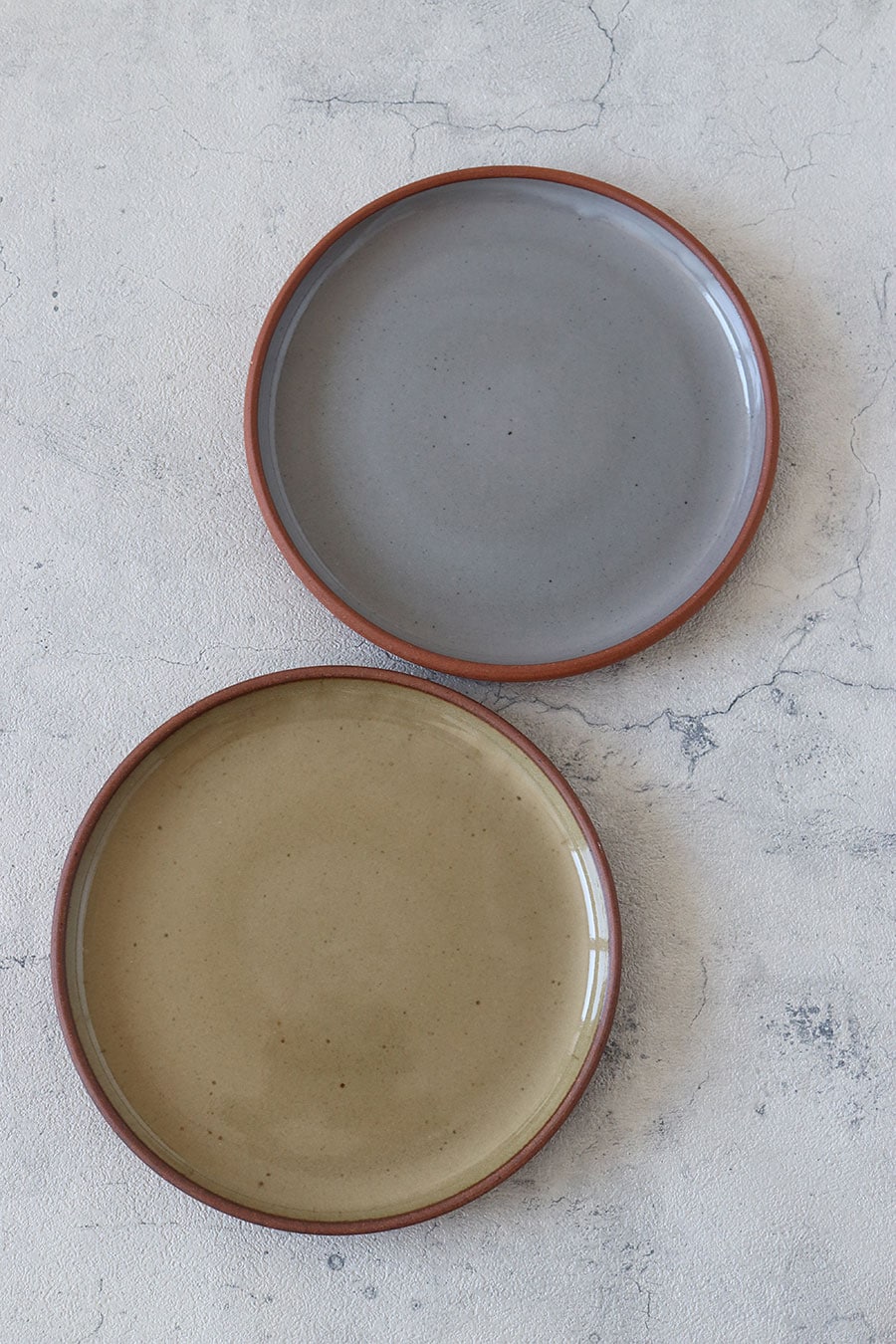 グレーとモスのシックな2色。縁にはテラコッタの素焼きが残されていて、アクセントに。Photo：Yumiko Yoshinuma