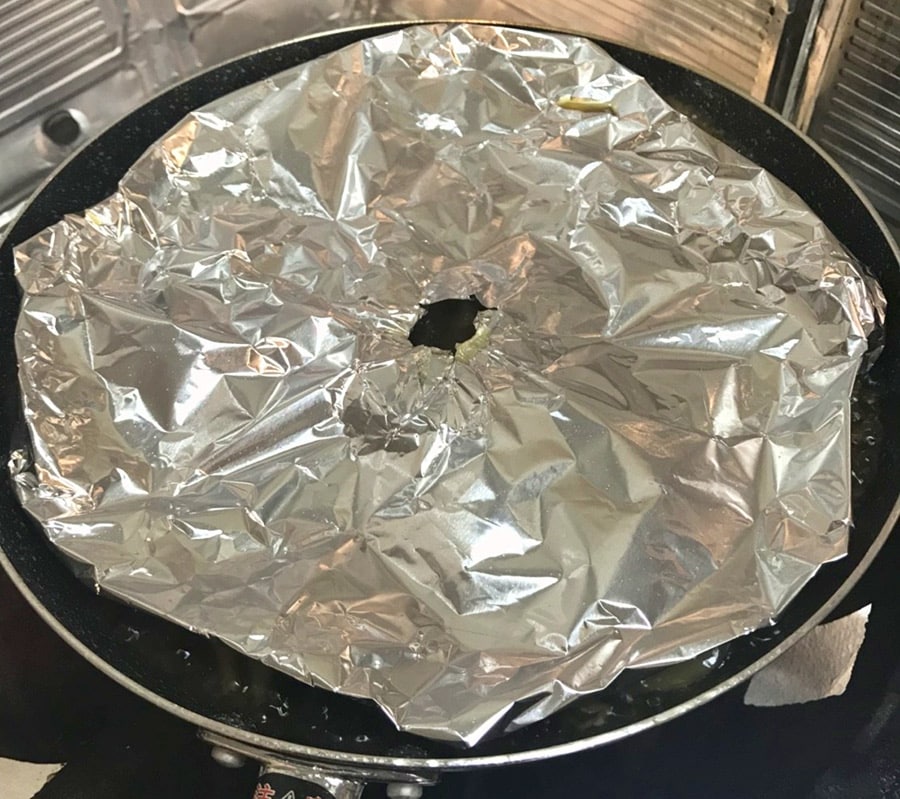 アルミホイルは鍋より一回り小さく形作ります。