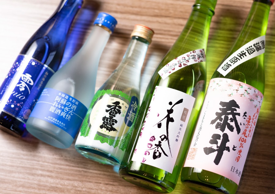 「泰斗」「花の香」など、熊本の地酒20数種のほか、九州各地の焼酎も豊富。