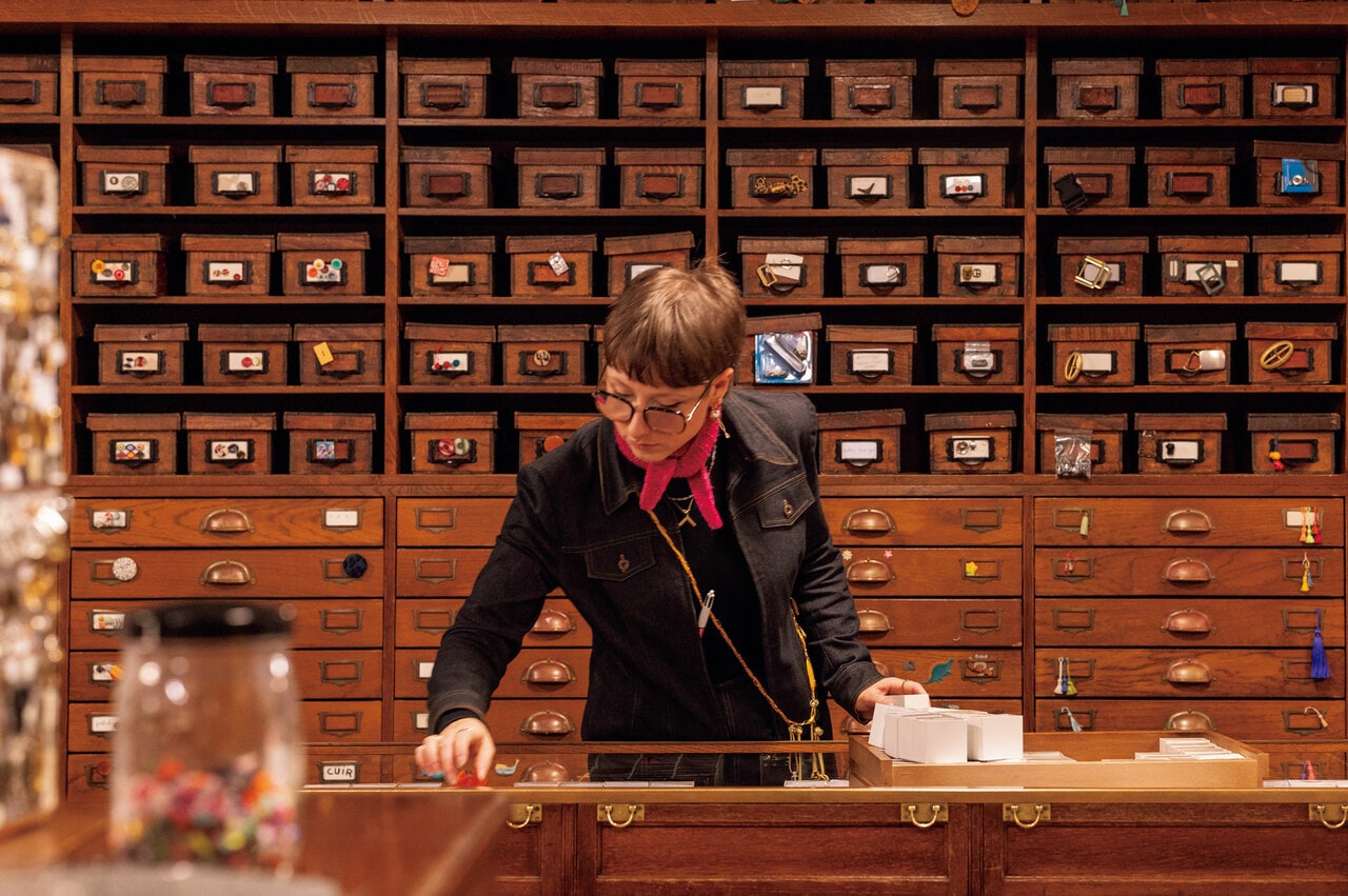 家具は創業以来使用しているもので、ボックスや引き出しにボタンやバックルなどのパーツを収納。