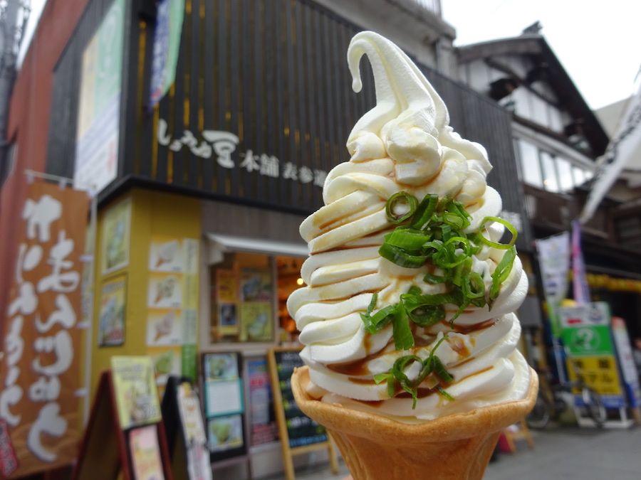 香川県の「こんぴらしょうゆ豆本舗」（写真提供：プロソフトクリーマー森川）